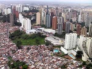 Vista aérea do bairro do Morumbi, São Paulo. Favelas ao lado de edifícios de alto padrão