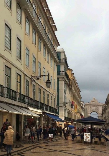 Em Lisboa, Rua Augusta no Chiado e o Arco