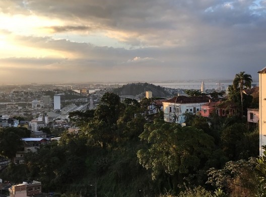 Vista para o norte a partir da rua Almirante Alexandrino ao fim da tarde. À direita o casario que desce a crista da Aarão Reis. À esquerda o casario do Morro da Coroa. Mais abaixo o Catumbi, depois o Sambódromo, o Morro da Central e a torre da Central à d