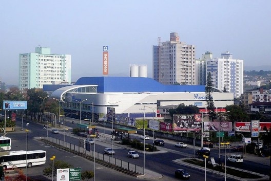 Supermercado Angeloni, Criciúma, 1976-1978 (original) e 2009-2011 (reforma e ampliação). Douglas Piccolo Arquitetura