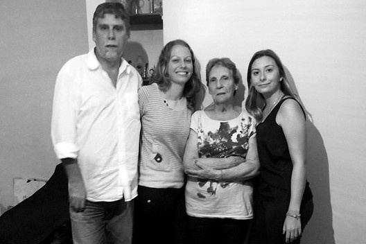 Daniel Amor com mãe e filhas