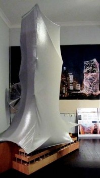 Maquete e pôster do projeto Re-skining, na entrada do escritório.