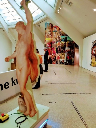 Exposição “Countryside, The Future”, Guggenheim Nova York, fev. 2020. Final da rampa: uso do chão, dos guarda-corpos e pilar como suporte expositivo. Robô que se movimentava pela rampa