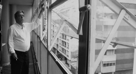 Paulo Mendes da Rocha em seu escritório