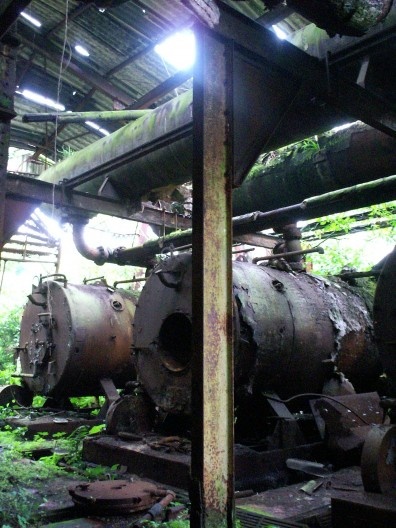 Acima, caldeiras do segundo sistema funicular na época de operação; abaixo, situação da casa das caldeiras do segundo patamar em 2008