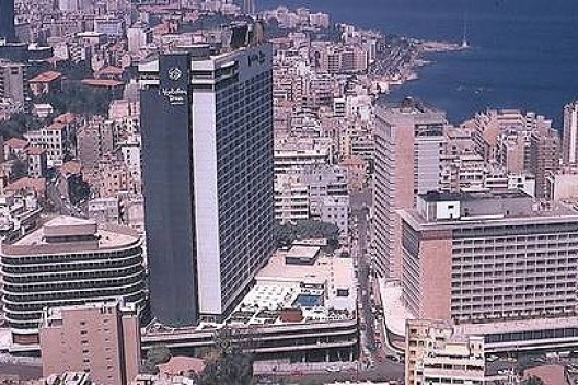Hotel Holiday Inn e, ao seu lado, o hotel Phoenician, em 1974