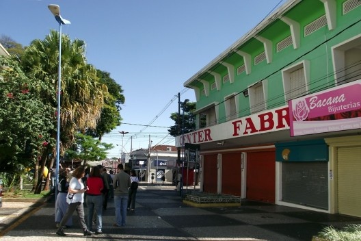 Grupo vê detalhes da obra de Carlos Zamboni