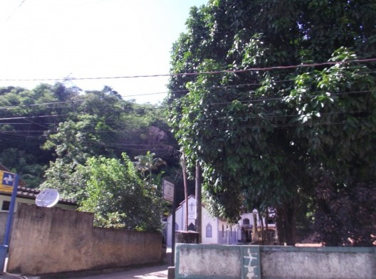 Foto 3 Rua Martinho Lutero com a Igreja Evangélica ao fundo – notar a presença de árvores de grande porte no terreno (à direita) para o projeto da nova Unidade de Saúde da Família