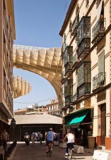 Metropol Parasol, estrutura de madeira visível a partir do arruamento próximo, Sevilha. J. Mayer H. Architects, 2004