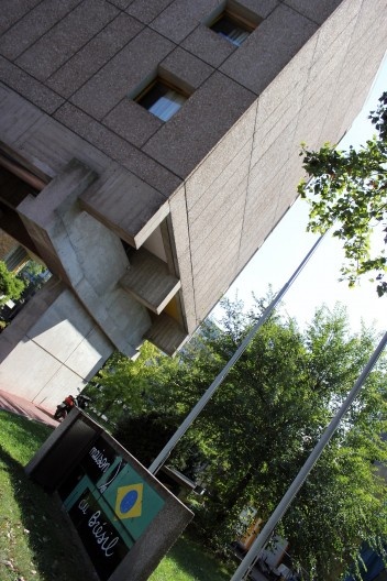 Casa do Brasil, painel de sinalização em frente ao edifício, Cidade Universitária de Paris, arquitetos Lúcio Costa e Le Corbusier