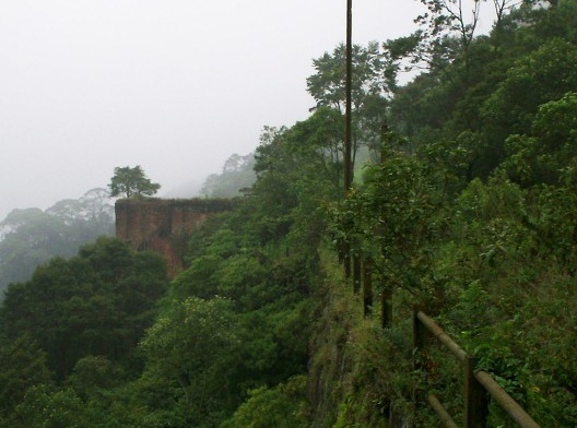 Acima, casa de máquinas do terceiro patamar do segundo sistema funicular na época de operação; abaixo, situação do local verificada em 2007