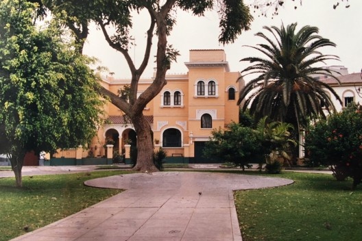 Casarão amarelo, Pousada del Parque, Parque Hernán Valarde, Lima Peru; à direita, o Casarão Branco