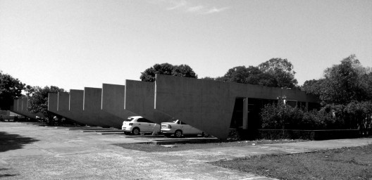 Vista geral do restaurante universitário da UFMS. Projeto do arquiteto Armênio Iranick Arakelian, de 1969. Localizado no campus da UFMS, em Campo Grande-MS