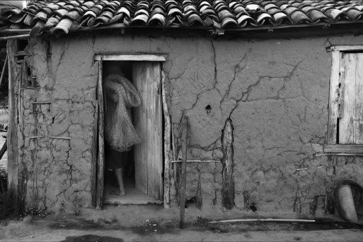 Na beira do Rio São Francisco a antiga morada da família Alcantara construída de pau-a-pique hoje é usada como um pequeno armazém