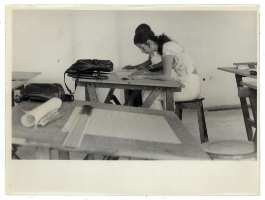 Alunas do curso de Arquitetura desenhando sob pranchetas