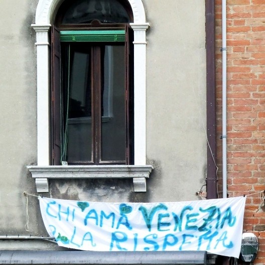 Faixa em janela, “Quem ama Veneza a respeita”, Veneza