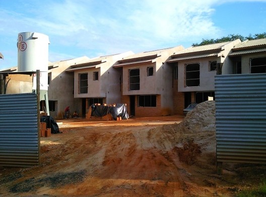 Vila do Charme: conjunto construído com casas geminadas, sem delimitação de calçadas ou ruas; projeto aprovado em 2008, Campinas