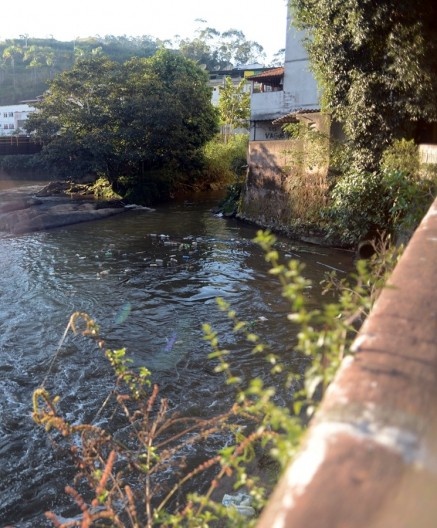 Rio Paraibuna que serpenteia pelo centro urbano de Matias Barbosa
