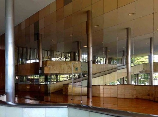 Cassino, parede espelhada refletindo o interior e a paisagem ao fundo, Pampulha, Belo Horizonte