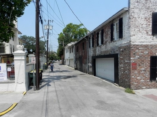 Rua de serviço (Lane) entre as quadras residenciais
