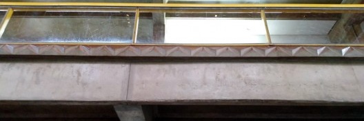 Centro Administrativo de Uberlândia, detalhe do arremate decorativo, Uberlândia MG Brasil, 1993. Arquitetos Acácio Gil Borsoi, Janete Costa, Milton Leite Ribeiro, Marco Antônio Borsoi e Rosa Maria Chagas Aroucha / Milton Leite Arquitetos