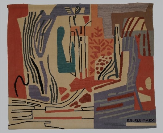 Tapeçaria de Burle Marx, 1966–1967. Uma das primeiras criações do artista para Clemente Gomes, realizada a partir de croqui da série da tapeçaria do Palácio Itamaraty