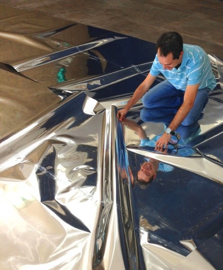 Colagem com fita adesiva formando grupo de quatro peças