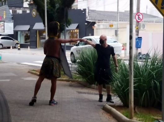 A demonstração de um gesto afetivo entre dois homens de saia, um encontro entre nossas possíveis dissonâncias sexuais?