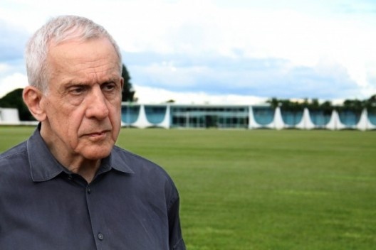 Kenneth Frampton na frente do Palácio da Alvorada, Brasília