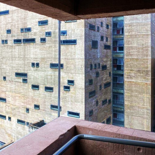 Praça das Artes, abertura em sala de ensaio, São Paulo. Arquitetos Francisco Fanucci, Marcelo Ferraz e Marcos Cartum