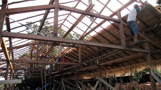 Centro Experimental Floresta Ativa - CEFA, oficina de formação com o engenheiro Henrique Baptista, telhado de madeira e palha, RESEX Tapajó-Arapiuns PA. Arquiteta Cristina Xavier