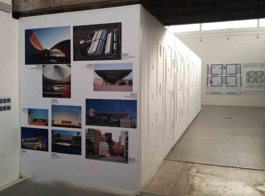 Exposição nacional no Pavilhão do Brasil na Bienal de Arquitetura de Veneza 2014, curadoria de André Correa do Lago