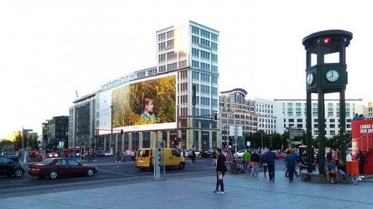 Ampla área de calçadão por onde passou o Muro de Berlim, esquina da Potsdamer Straße com a Ebertstraße