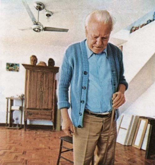 Alfredo Volpi em seu ateliê com as cabeças esculpidas por Bruno Giorgi, 1978