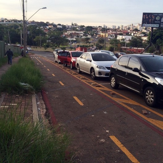 Avenida Ayrton Senna, representando as calçadas de má qualidade nos terrenos que se encontram vazios e a segregação entre os passeios públicos e as faixas de rolamento