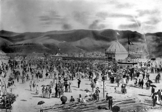 Fotografia da festa de inauguração de Belo Horizonte na Praça da Liberdade. Ano 1897