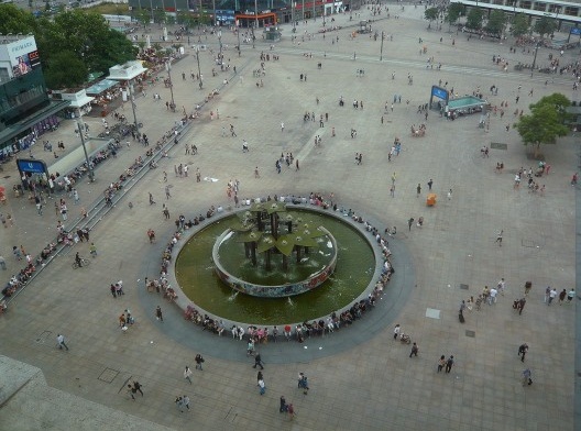 Alexanderplatz, Berlim. Mesmo sem bancos, a praça oferece lugares para o descanso e contemplação