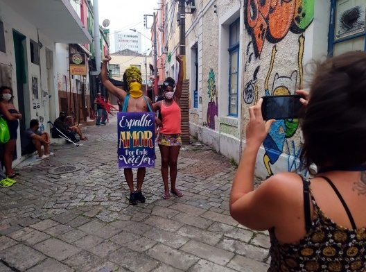 Identificação mútua e resistência em frente ao Instituto Arco-Íris