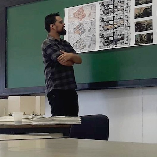 End Fernandes apresentando o trabalho final de graduação “Direito à Cidade – democratizar o centro com habitação de interesse social”