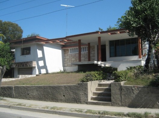 Ejemplos distintivos de la arquitectura moderna desarrollada por Félix Antonio Muñoz Cusiné en el tema de la vivienda individual, en Santiago de Cuba.
