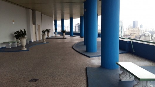 Edifício Viadutos, arquiteto João Artacho Jurado, 1956. Terraço, 26º pavimento. Detalhe do desnível em função da retirada da vegetação