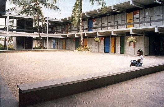 Unidade escolar da Faec, Salvador. Arquiteto João Filgueiras Lima, Lelé. Painéis de Athos Bulcão