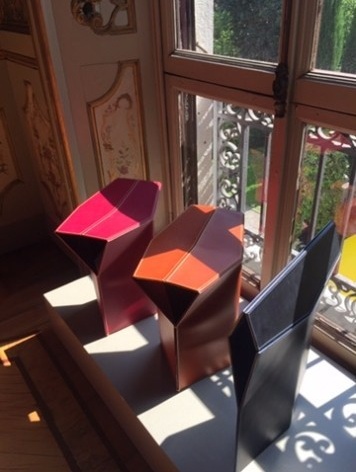 Fuori Saloni, Louis Vuitton, Objets Nomades, Corso Venezia. Inspirada na temática de viagens, os designers presentes no Palazzo Bocconi compartilham diferentes e elegantes visões da Maison francesa sobre a arte de viajar, com peças que são em sua maioria