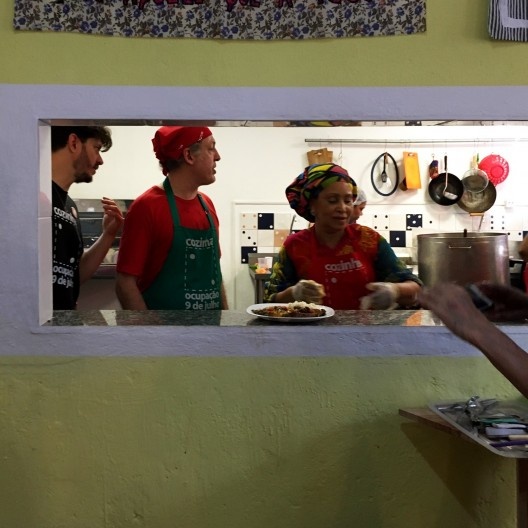 Carmen Silva na cozinha coletiva da Ocupação 9 de Julho