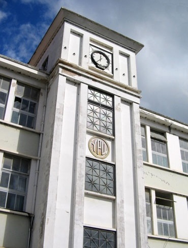 Figura 7 – Torre de relógio sobre portada de pedestres no edifício principal da fábrica Ypu