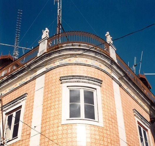 Fachada na Rua 1º Dezembro, esquina da Rua Capelo e Ivens, Santarém