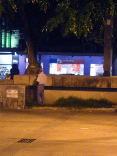 Idoso urinando no local do busto de Vidal de Negreiros