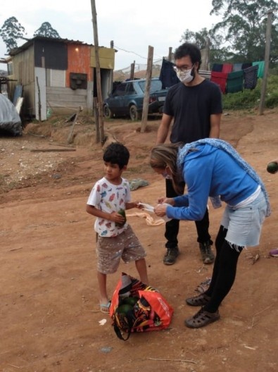 Adentrando a comunidade e aos bairros vizinhos para distribuição de alimento e cobertores