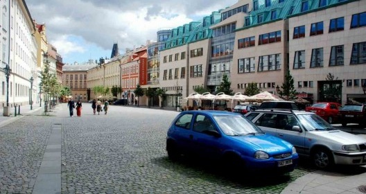 Uma das fachadas da Galeria Myslbek voltada para a Praça OvocnýTrh, em Praga, 2012