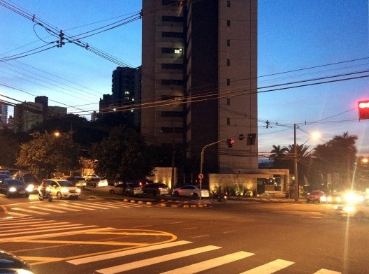 Rua João Wyclif, faixa de travessia em frente à escola